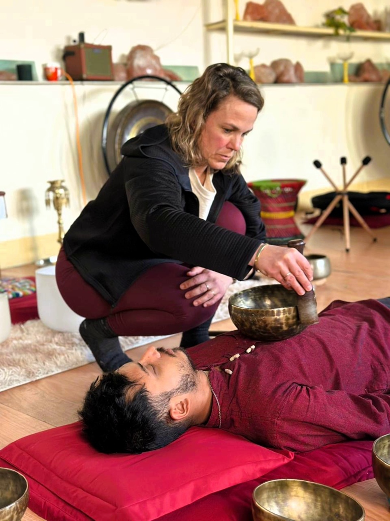 Sound Healing Course Nepal, klankschaalsessie geven