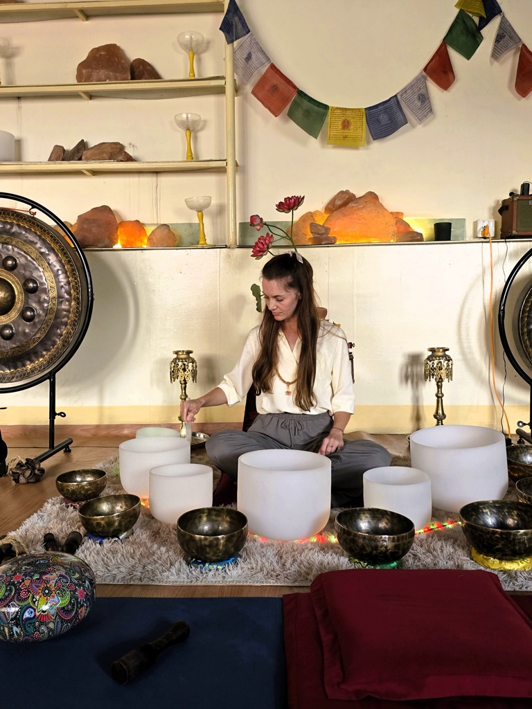 Sound Healing Training Nepal, crystal bowls oefenen