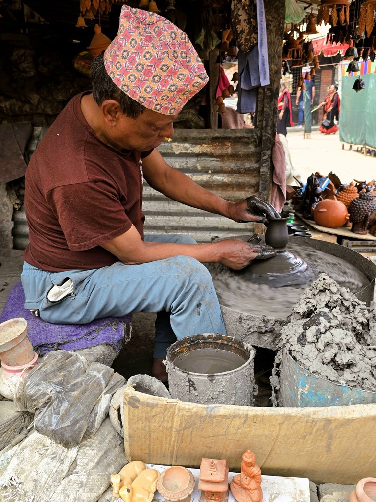 Doen in Bhaktapur, bezoek Pottery Square, potten bakken pottenbakkersplein