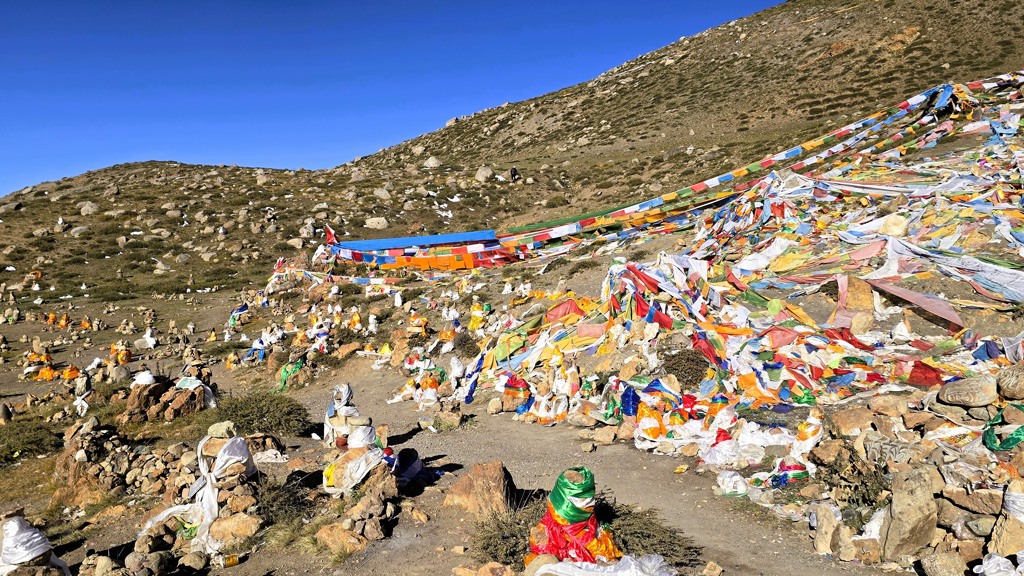Kailash Kora dag 3, Zutulpuk naar Darchen, overal prayerflags
