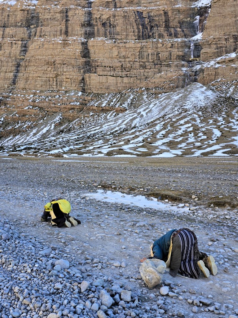 Kailash Kora pelgrimstocht, trekking Tibet, prostrerend rond de berg