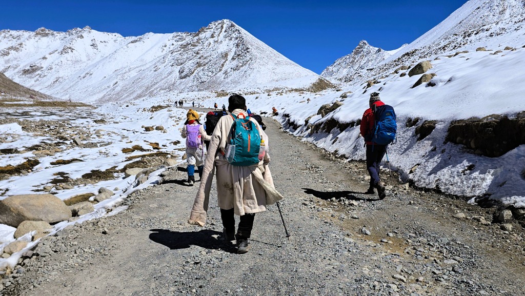Lokale pelgrims Kailash circumambulatie, Parikrama, Chuba, traditionele kleding