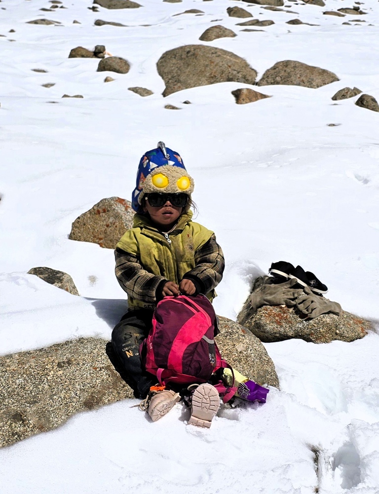 Meisje in sneeuw Kailash Kora