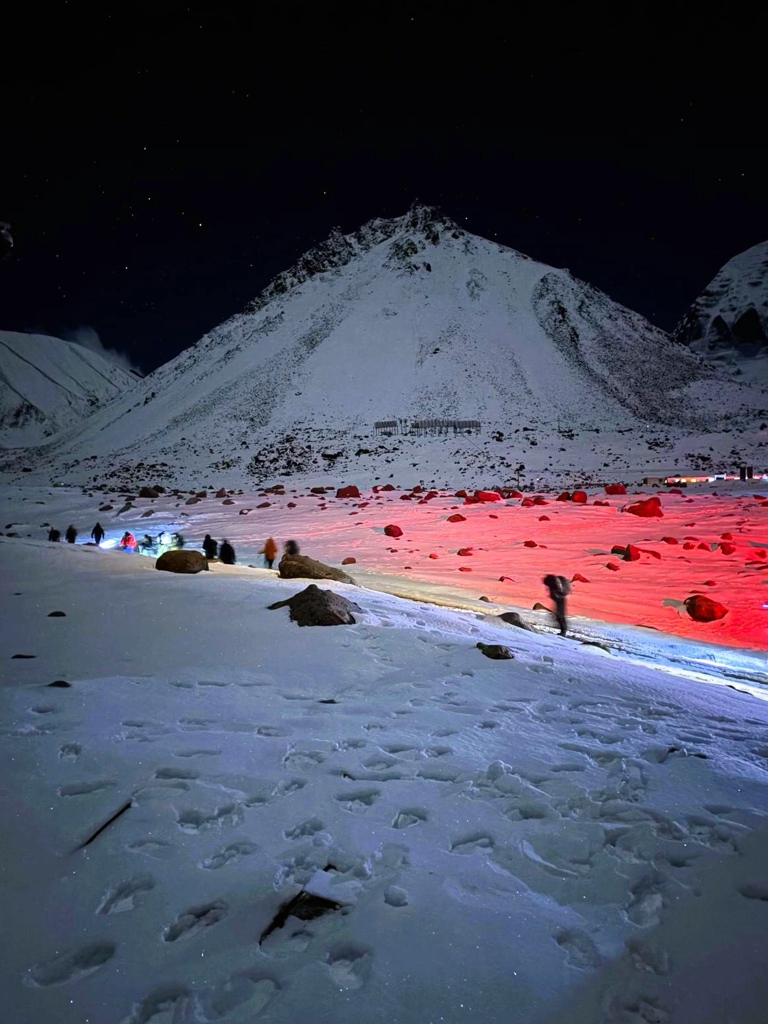 Voor zonsopkomst op pad Kailash kora