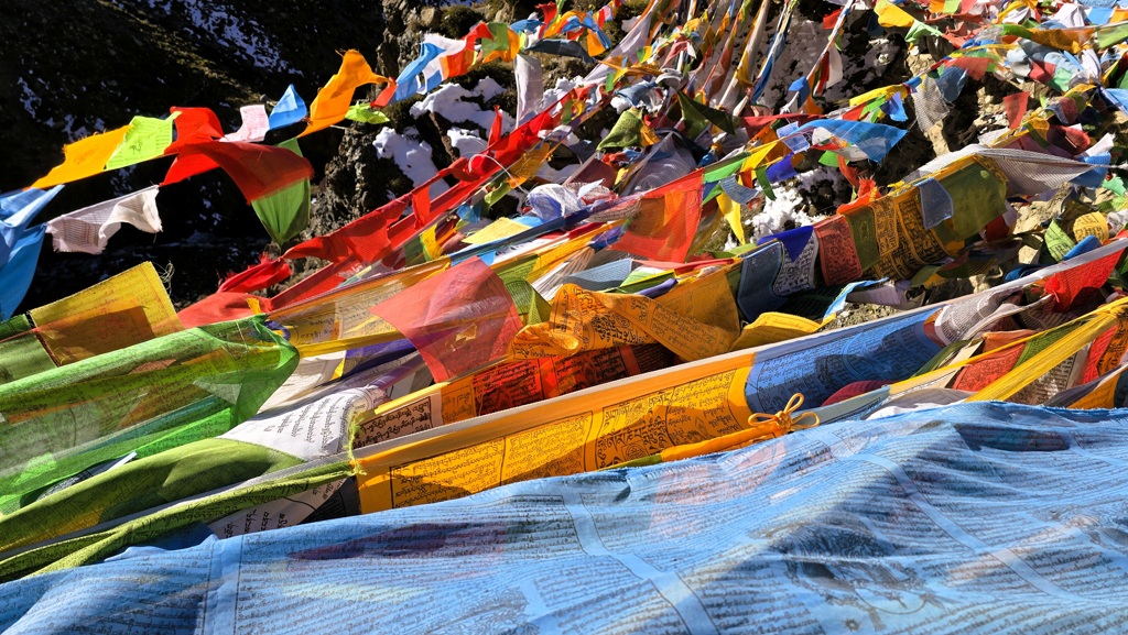 Wapperende gebedsvlaggen Kailash Kora dag 1, Zutulpuk naar Darchen, pelgrimstocht, Tibet Wapperende gebedsvlaggen Kailash Kora dag 1, Zutulpuk naar Darchen, pelgrimstocht, Tibet