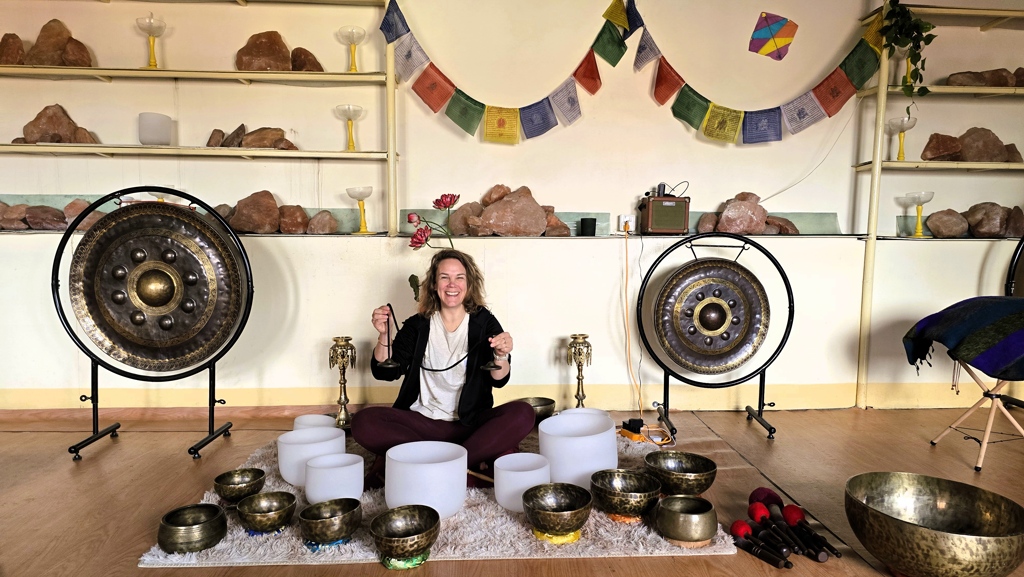 Sound Healing Training Nepal, Paula klankschalen spelen